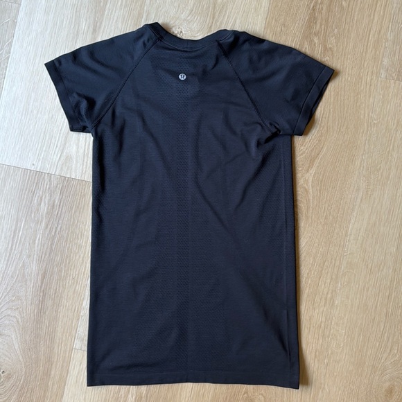 Lululemon Size 6 Swiftly Tech Short-Sleeve Shirt 2.0
Hip Length Black - Picture 5 of 6